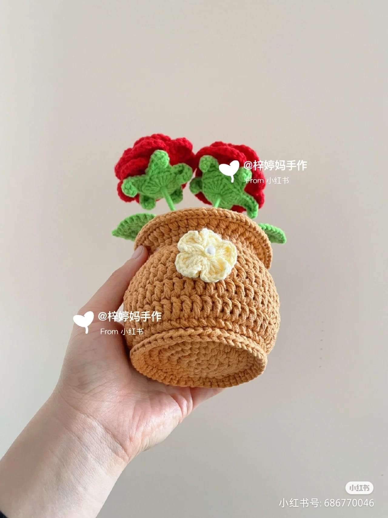 Woolen crochet pattern Red rose pot