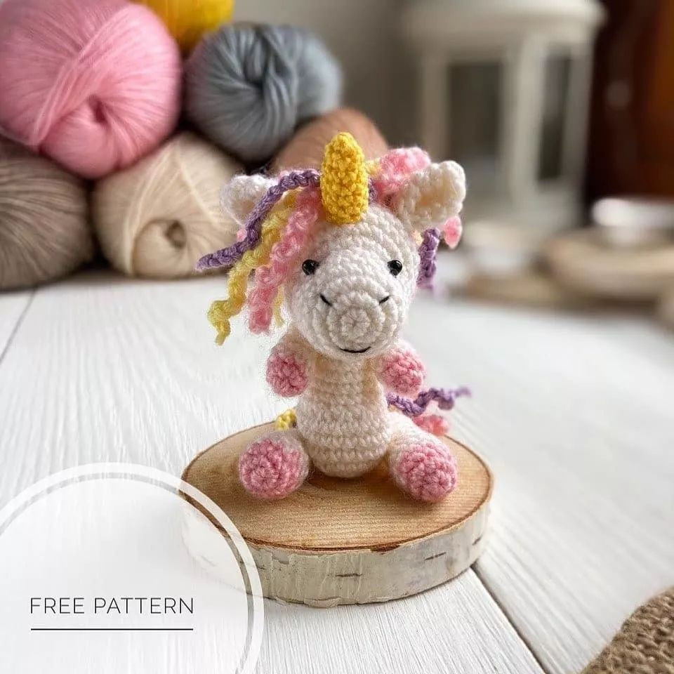 Yellow horn unicorn crochet pattern.