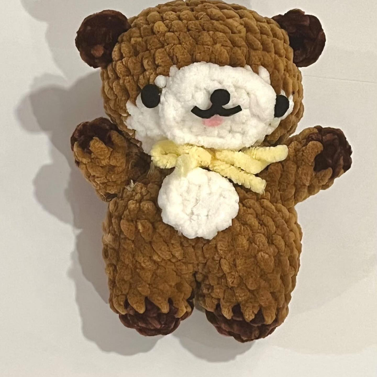 Brown bears white, white belly, black eyes.Free Crochet Pattern.