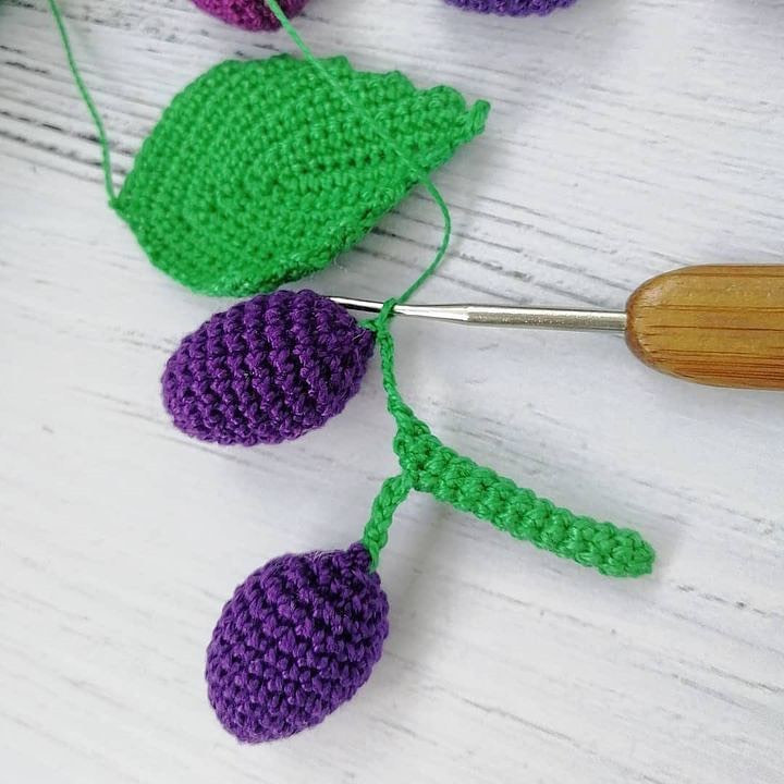 bunch of purple grapes, green leaves crochet pattern
