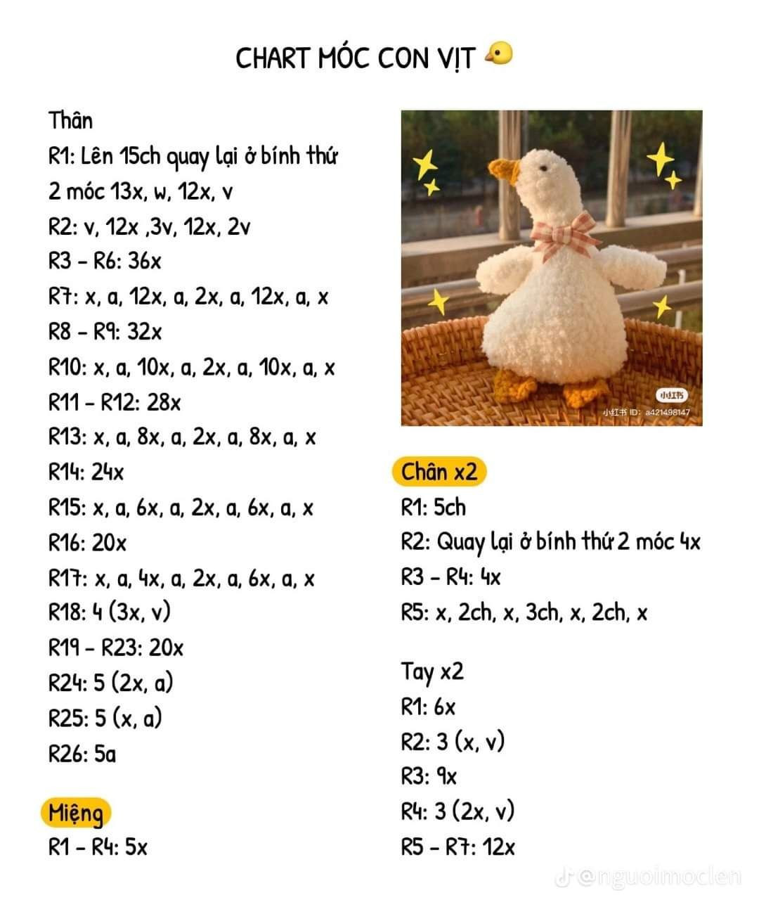 Chart móc con vịt màu trắng, mỏ màu vàng, nơ cổ.