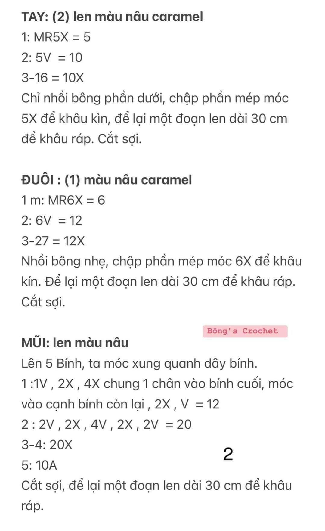 Chart móc len con mèo nâu đội mũ màu xanh quấn cổ khăn màu xanh.