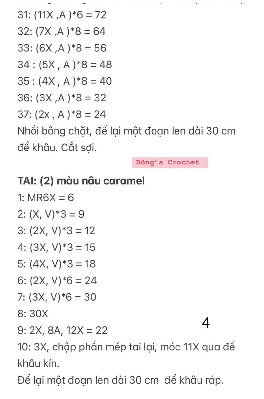 Chart móc len con mèo nâu đội mũ màu xanh quấn cổ khăn màu xanh.