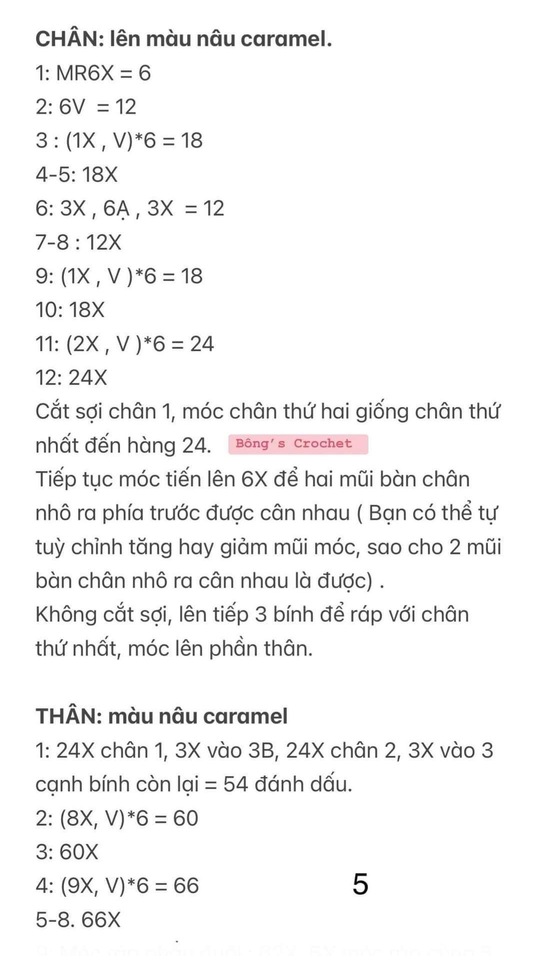 Chart móc len con mèo nâu đội mũ màu xanh quấn cổ khăn màu xanh.