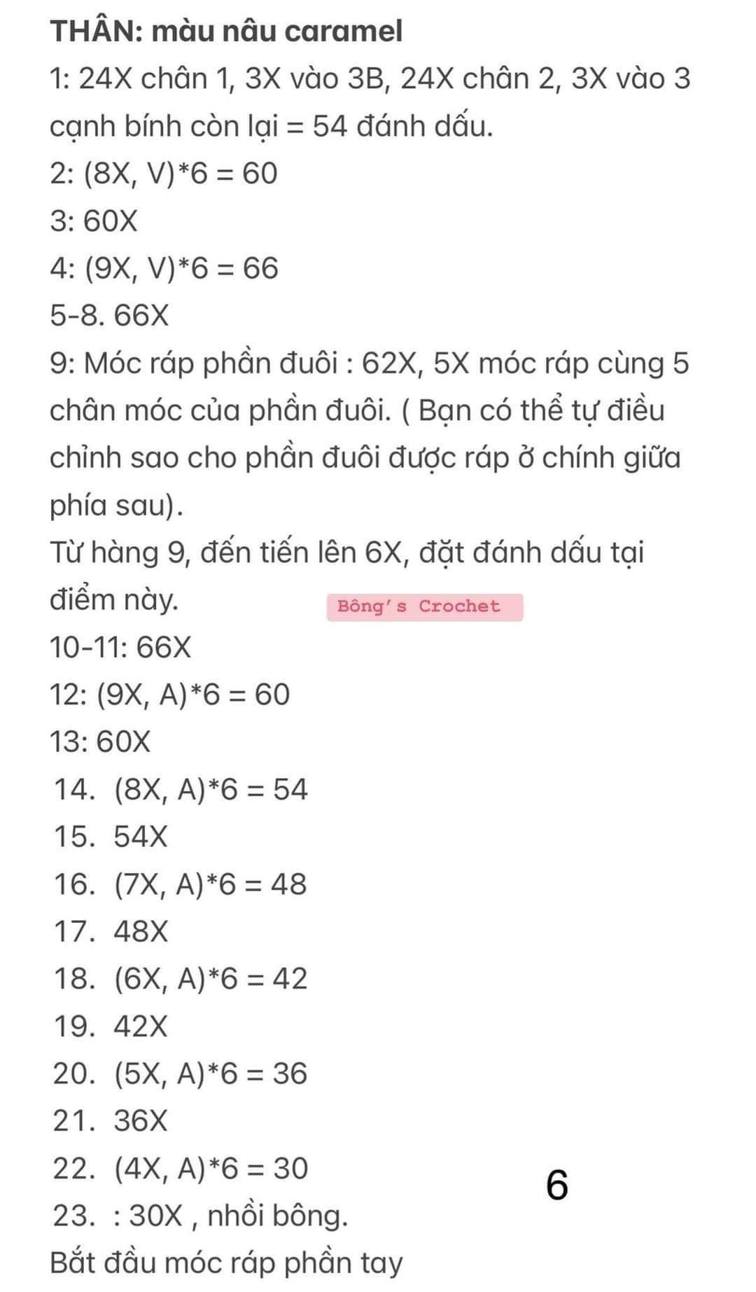 Chart móc len con mèo nâu đội mũ màu xanh quấn cổ khăn màu xanh.