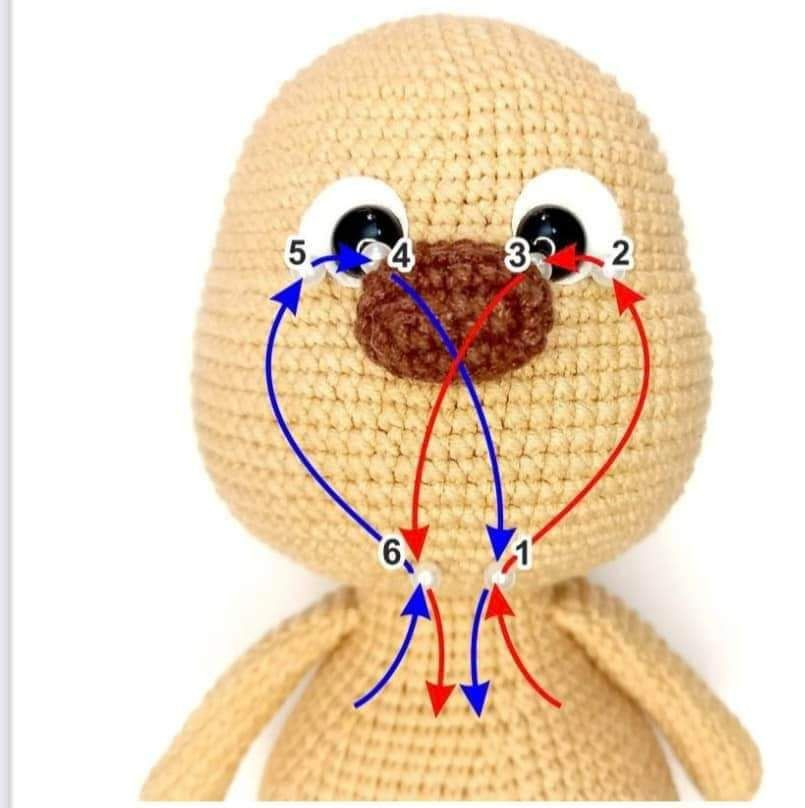 Chart móc len con mèo nâu đội mũ màu xanh quấn cổ khăn màu xanh.