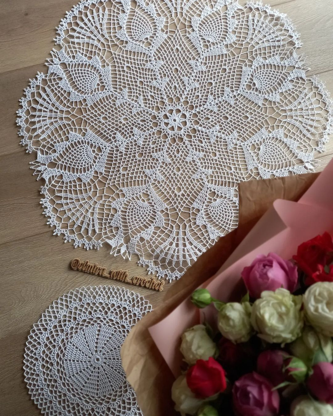 Free crochet circular pattern with eight flowers.