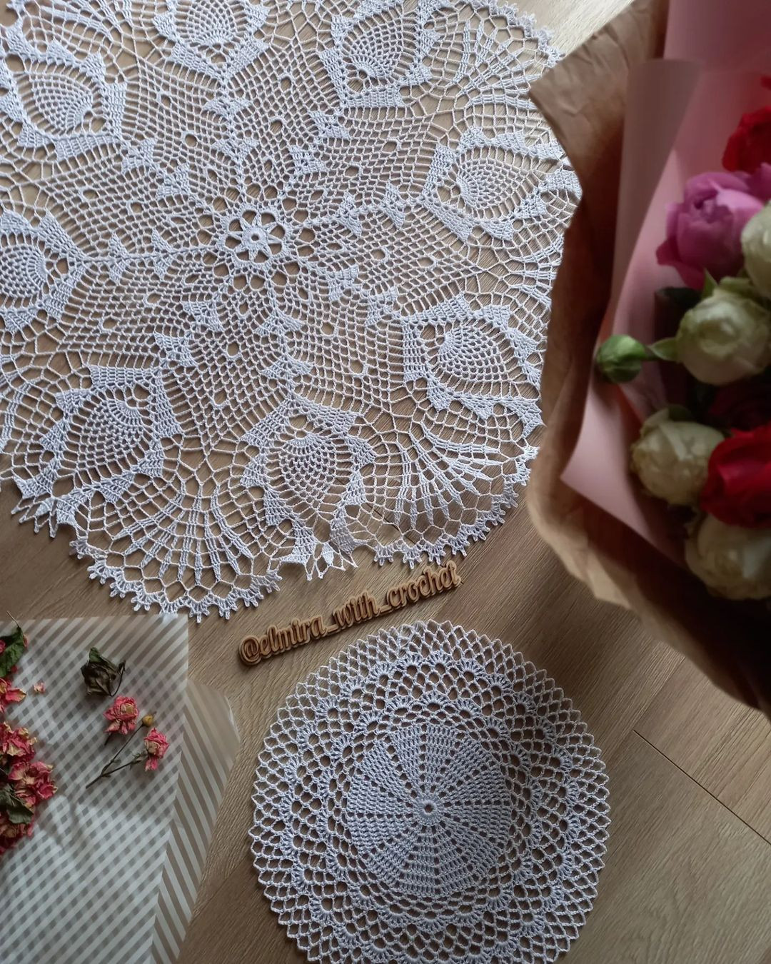 Free crochet circular pattern with eight flowers.