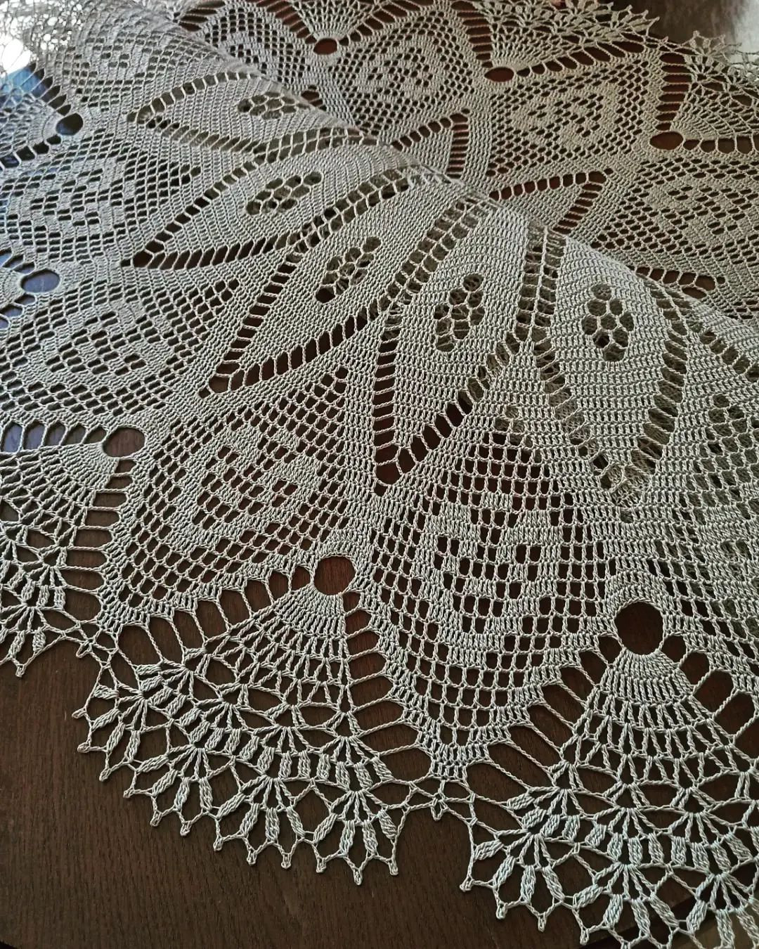 free crochet circular pattern with sixteen leaves.