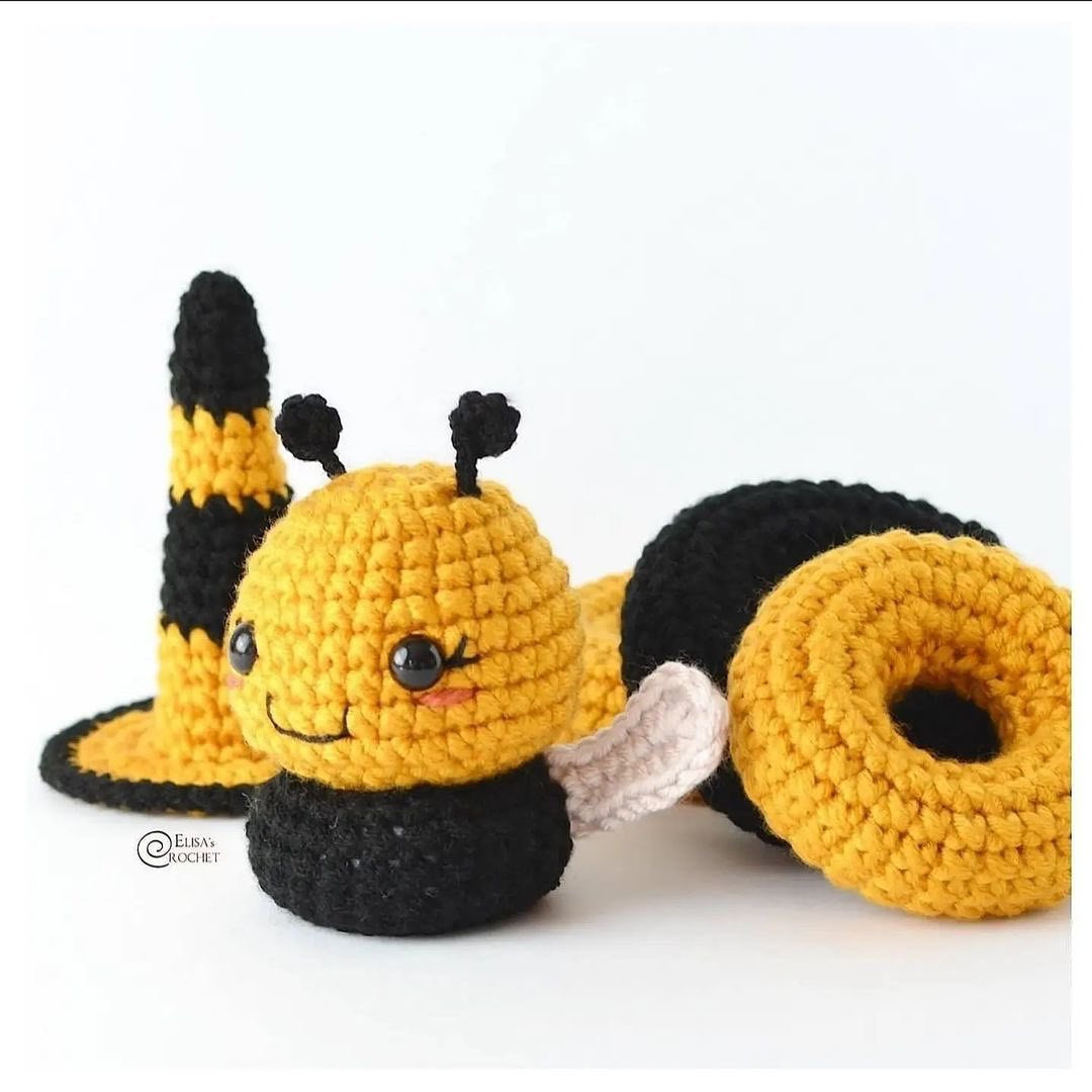 free crochet pattern bee tiered toy.