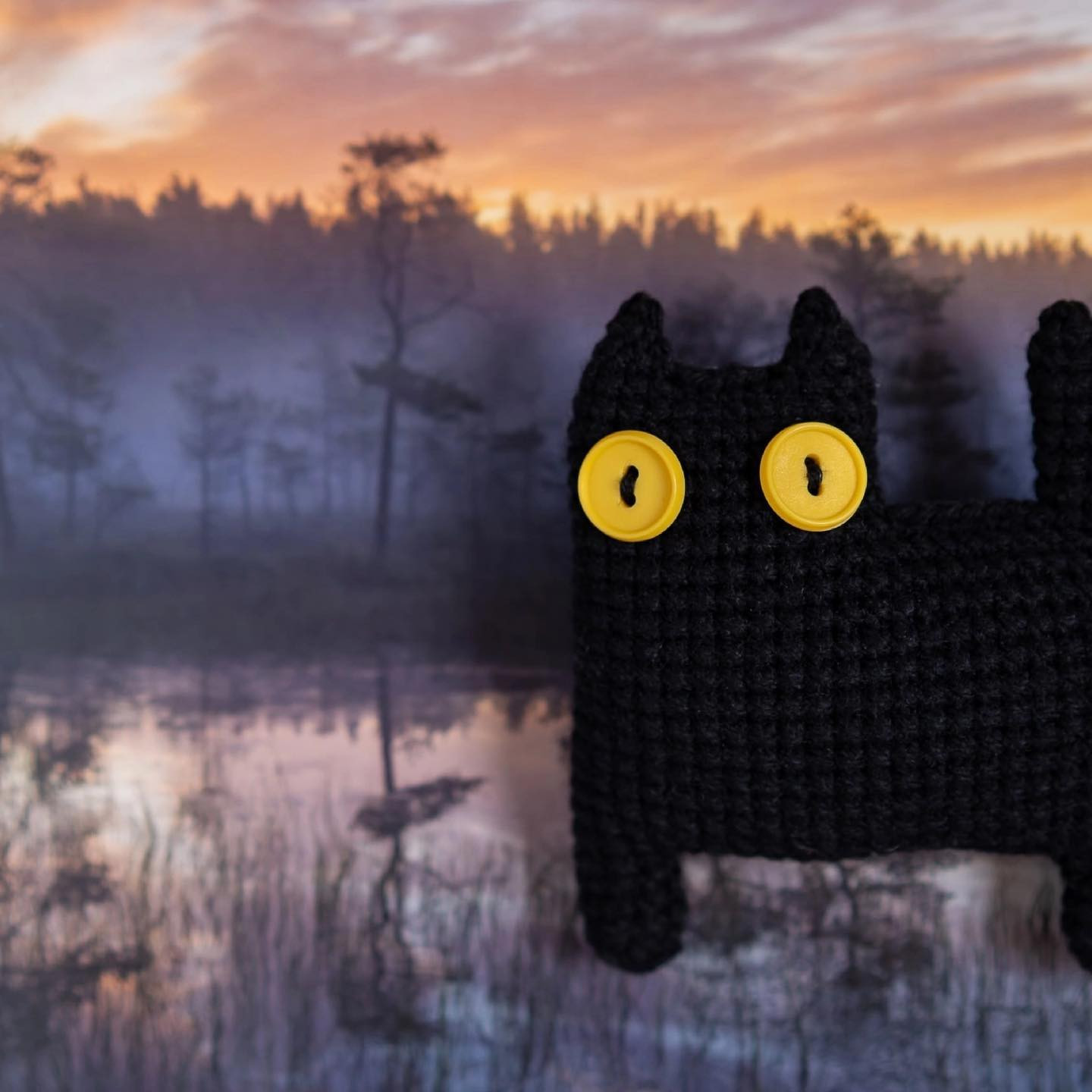 free crochet pattern black cat with yellow eyes.