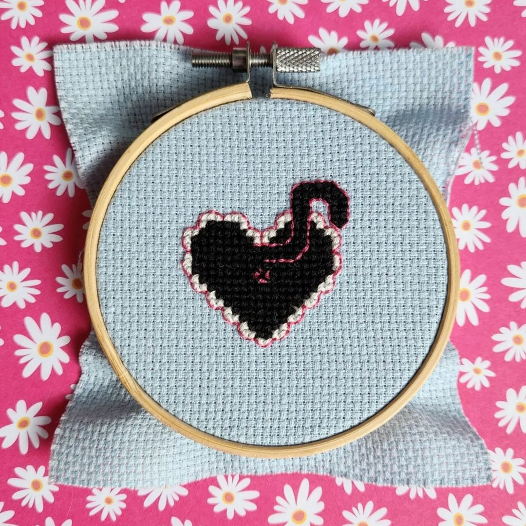 free crochet pattern black heart shape.