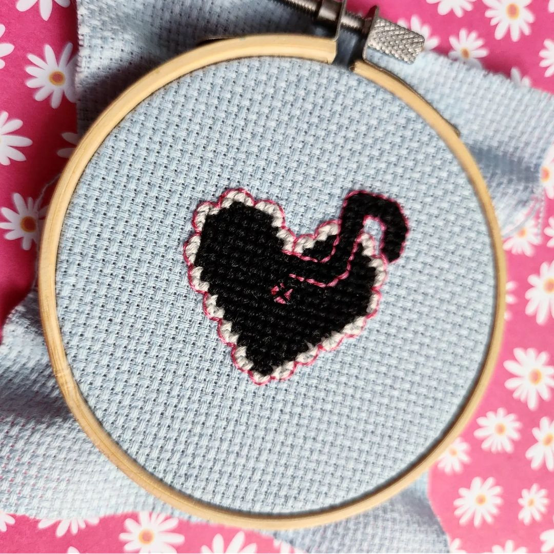 free crochet pattern black heart shape.