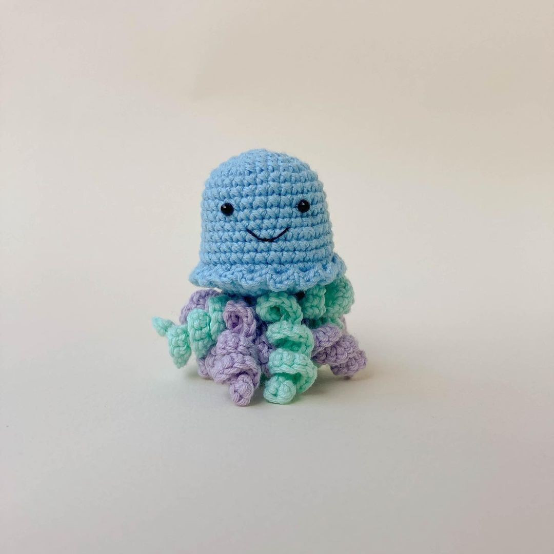 free crochet pattern blue jellyfish blue tentacles, purple, black eyes.