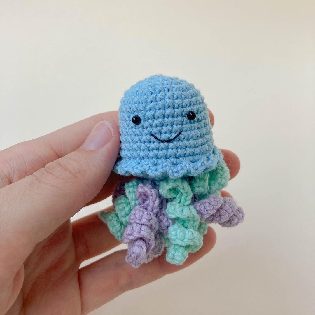 free crochet pattern blue jellyfish blue tentacles, purple, black eyes.
