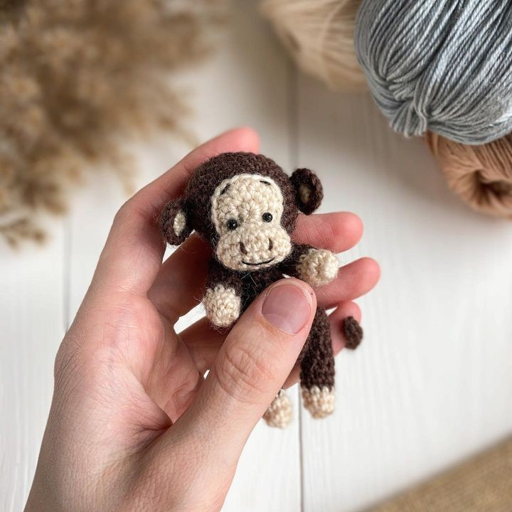 free crochet pattern brown monkey, white face, white belly, white legs.