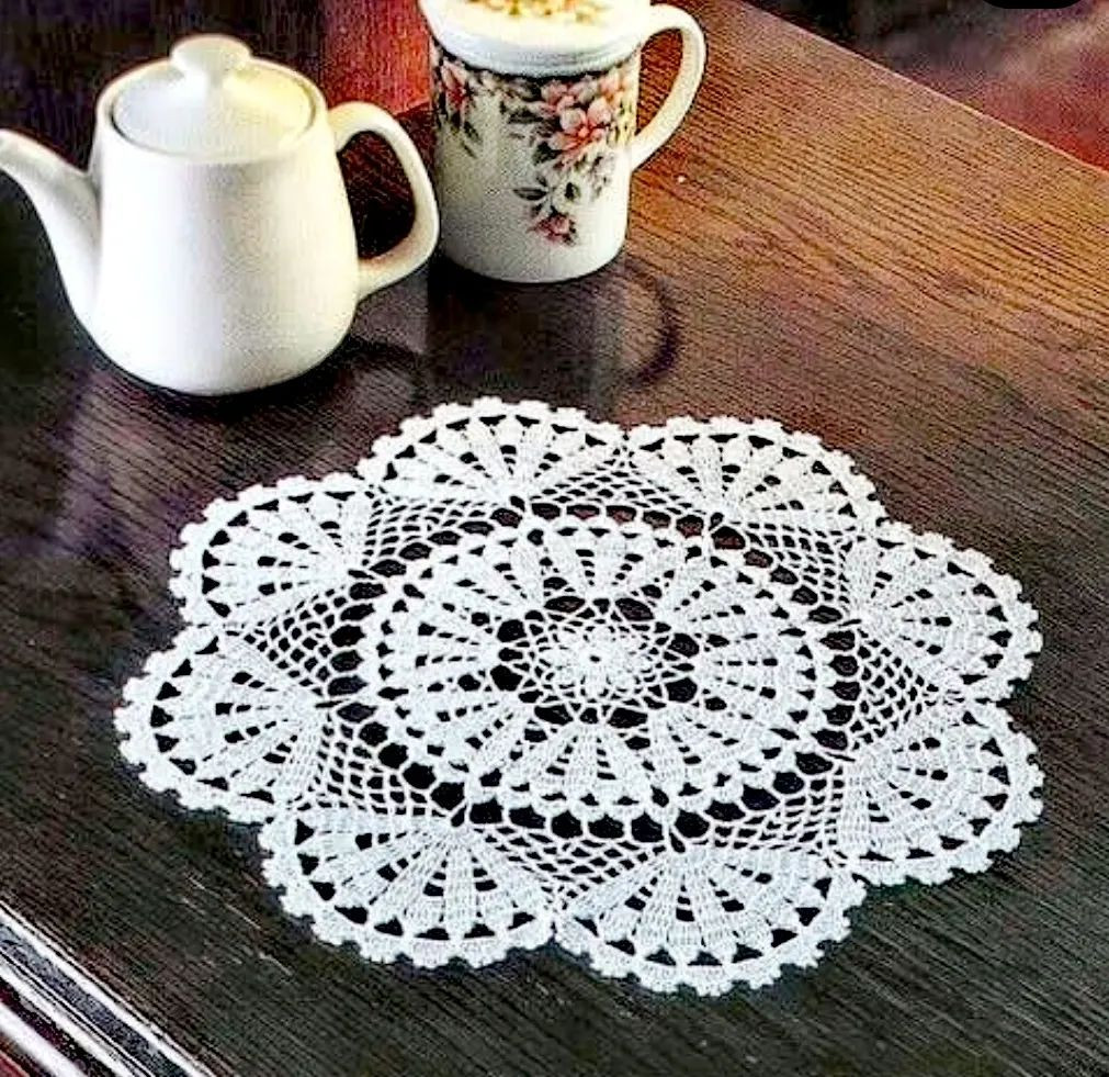 free crochet pattern circle with a small circle inside.