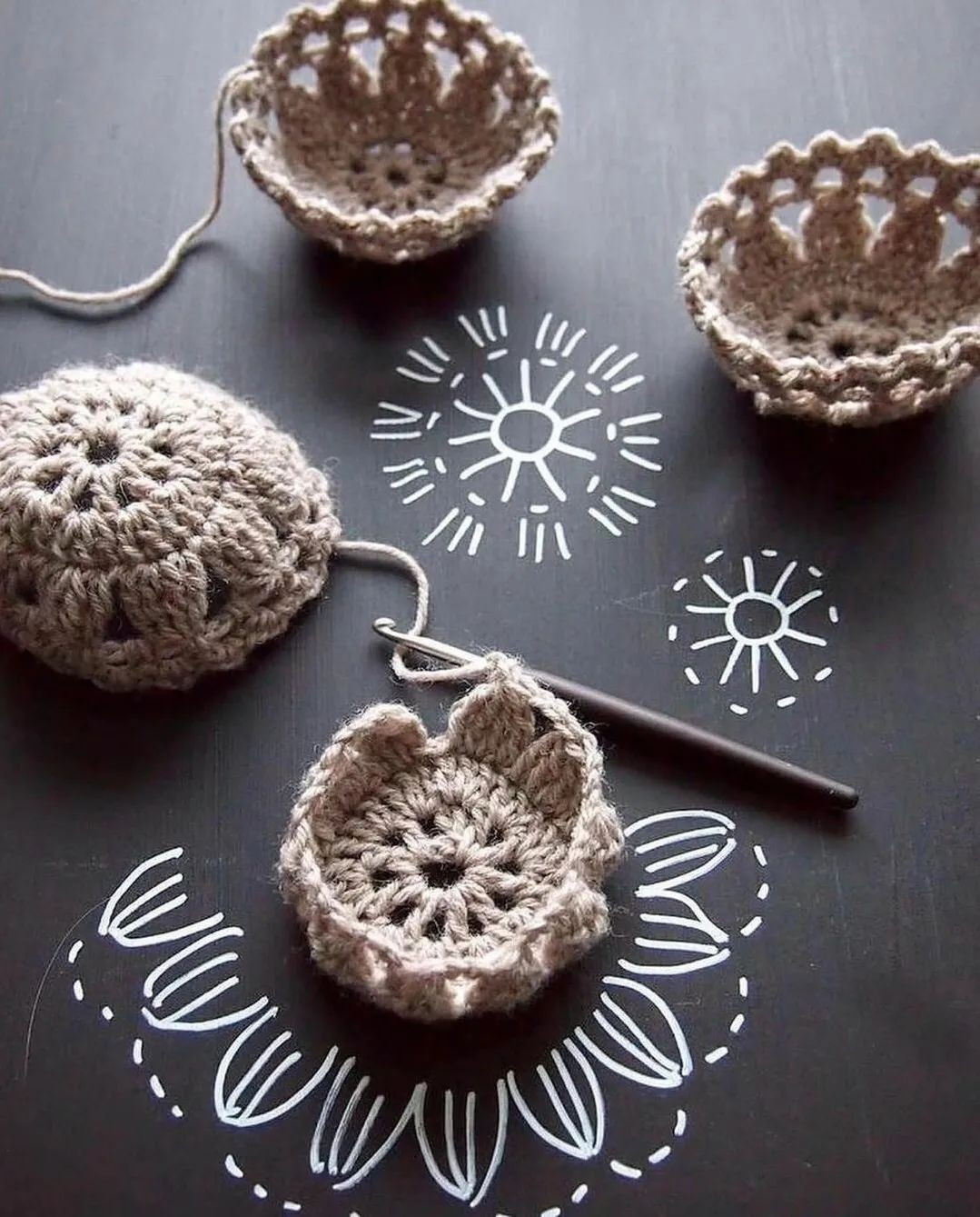 free crochet pattern circle with circle in the middle.