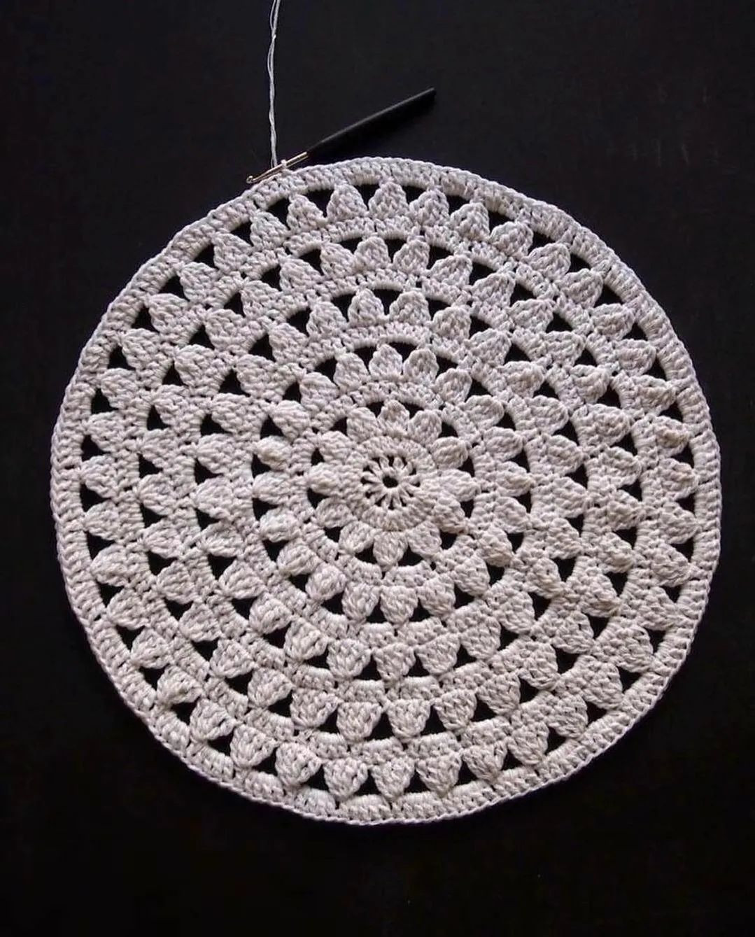 free crochet pattern circle with circle in the middle.