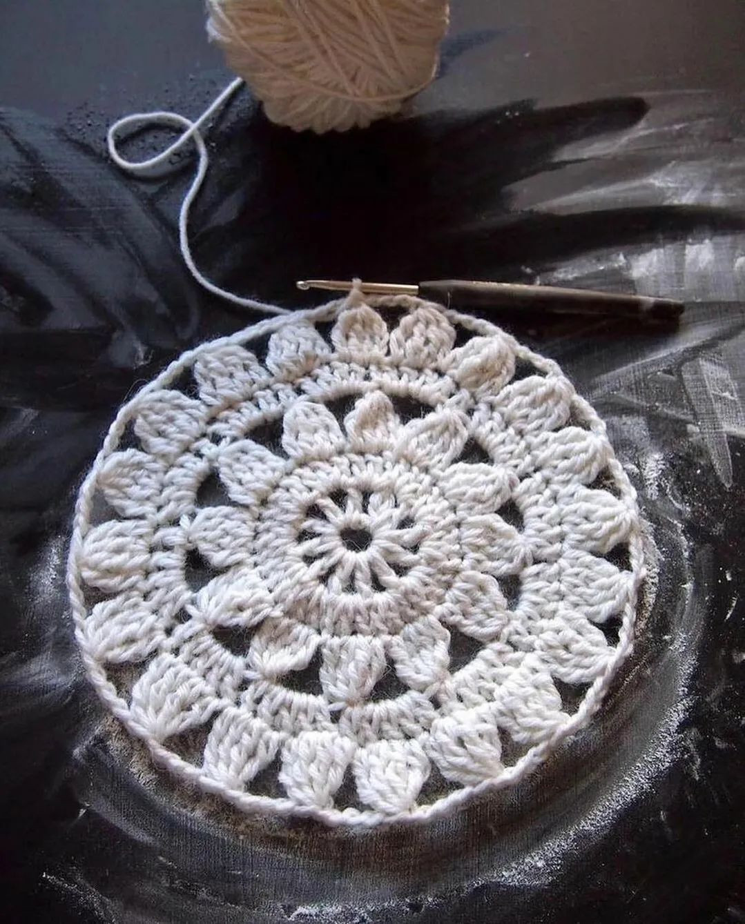 free crochet pattern circle with circle in the middle.