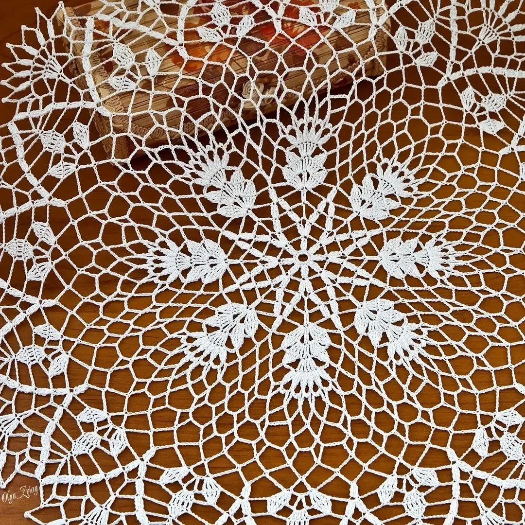 free crochet pattern circular with leaves facing out.