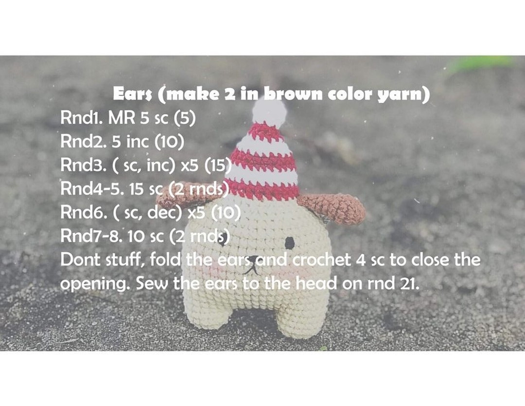 free crochet pattern dog wearing red hat.