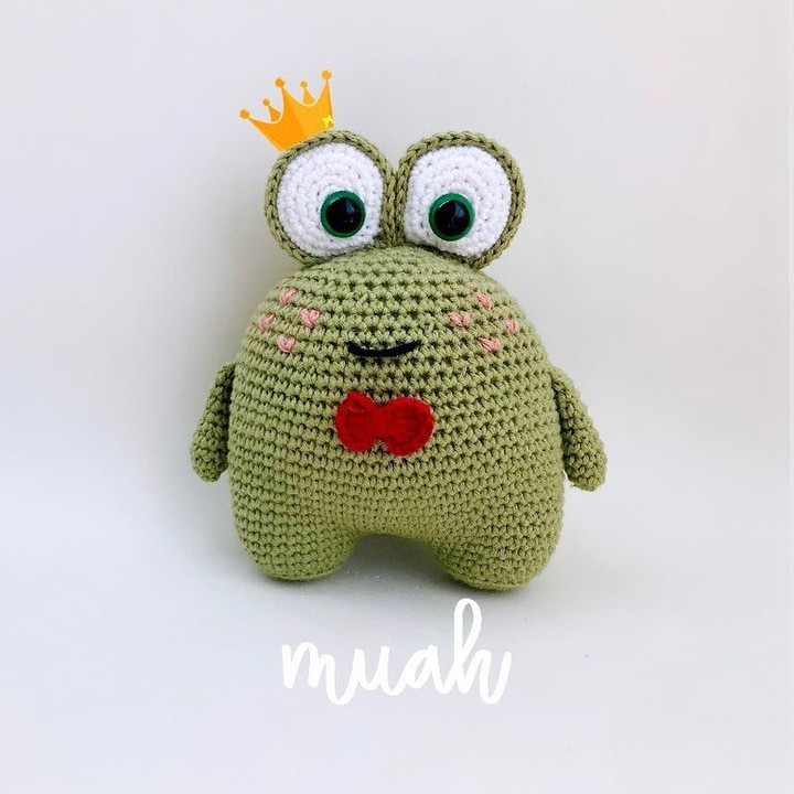 free crochet pattern frog with bulging eyes wearing a crown