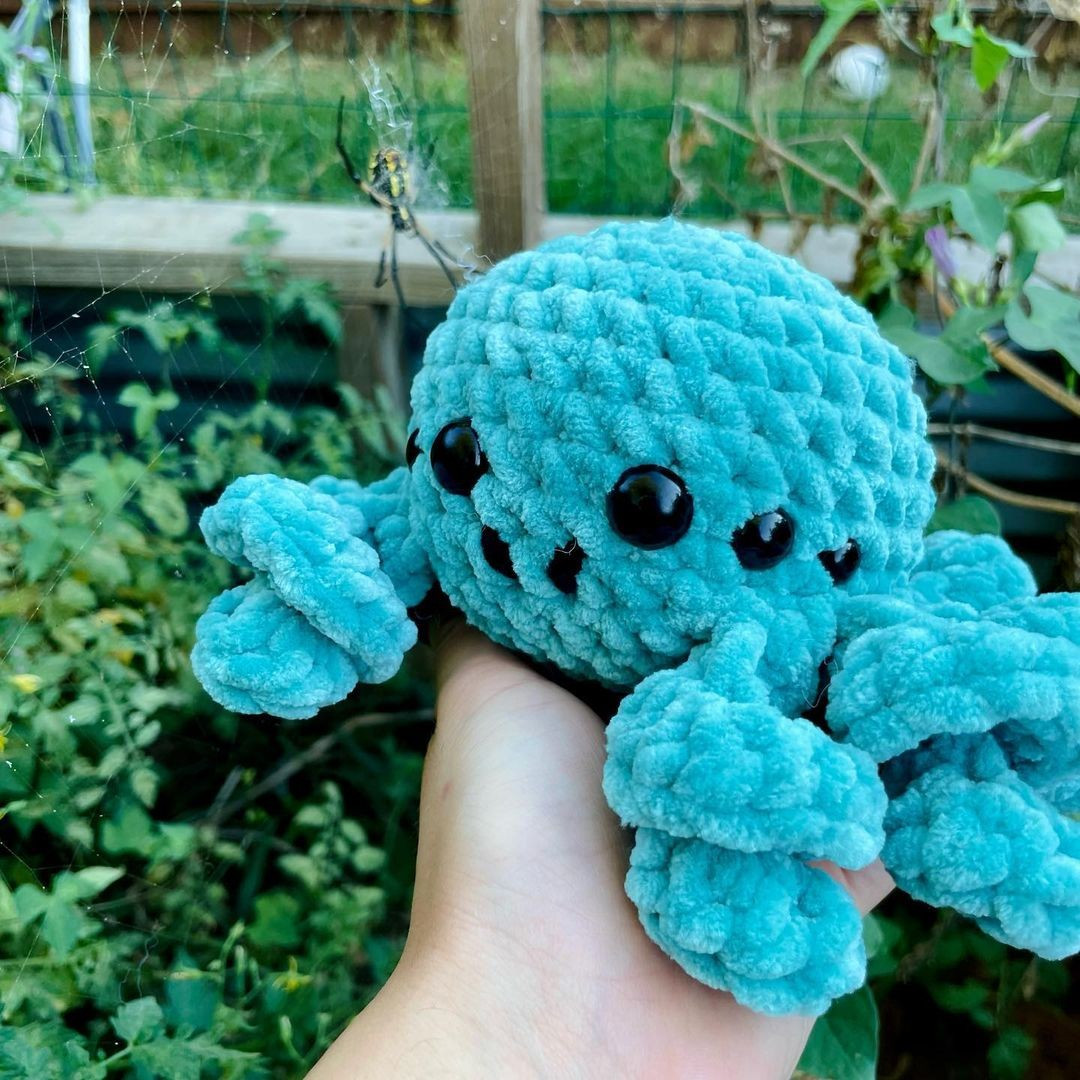 free crochet pattern gray spider, green spider.