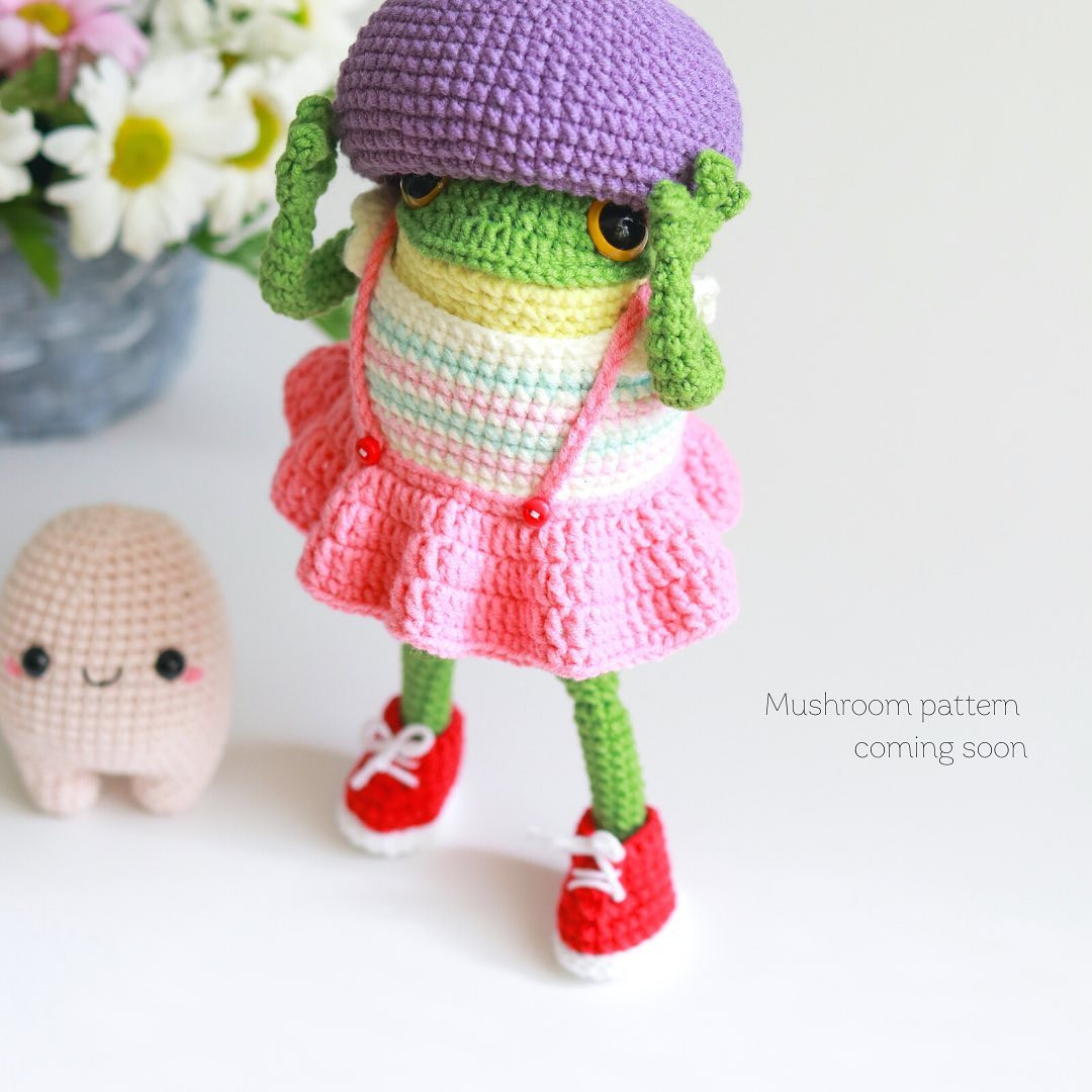 free crochet pattern green frog wearing pink dress, carrying briefcase