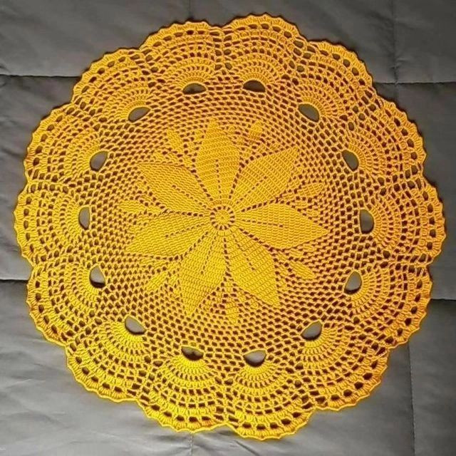 free crochet pattern heart shape with flower in the middle.