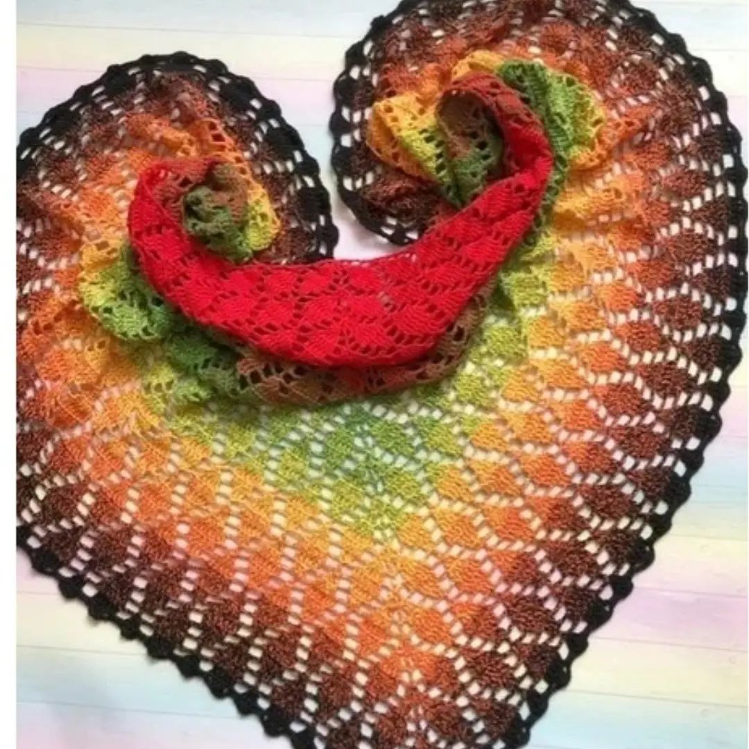 free crochet pattern heart-shaped wool scarf.