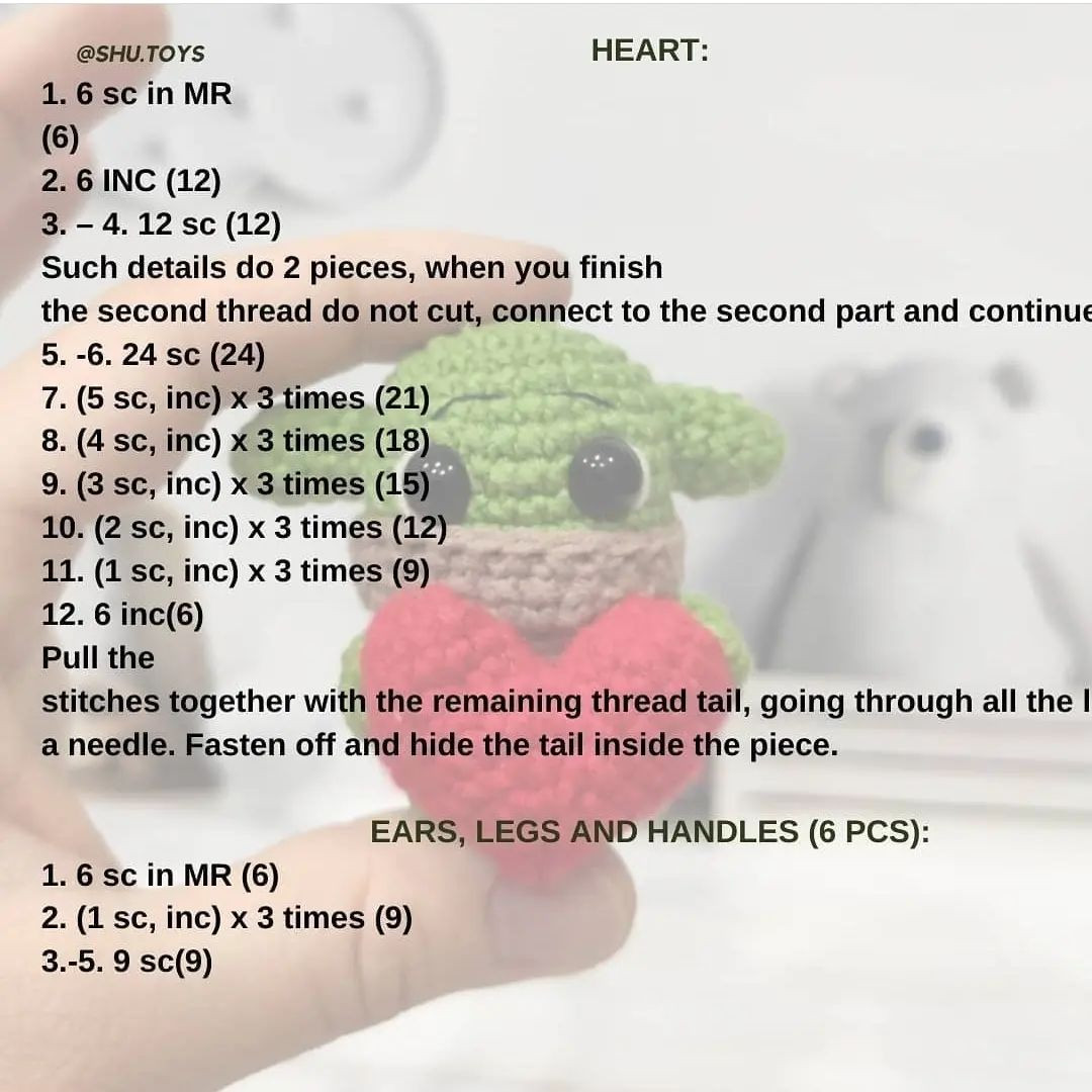 free crochet pattern mini Yoda with a heart