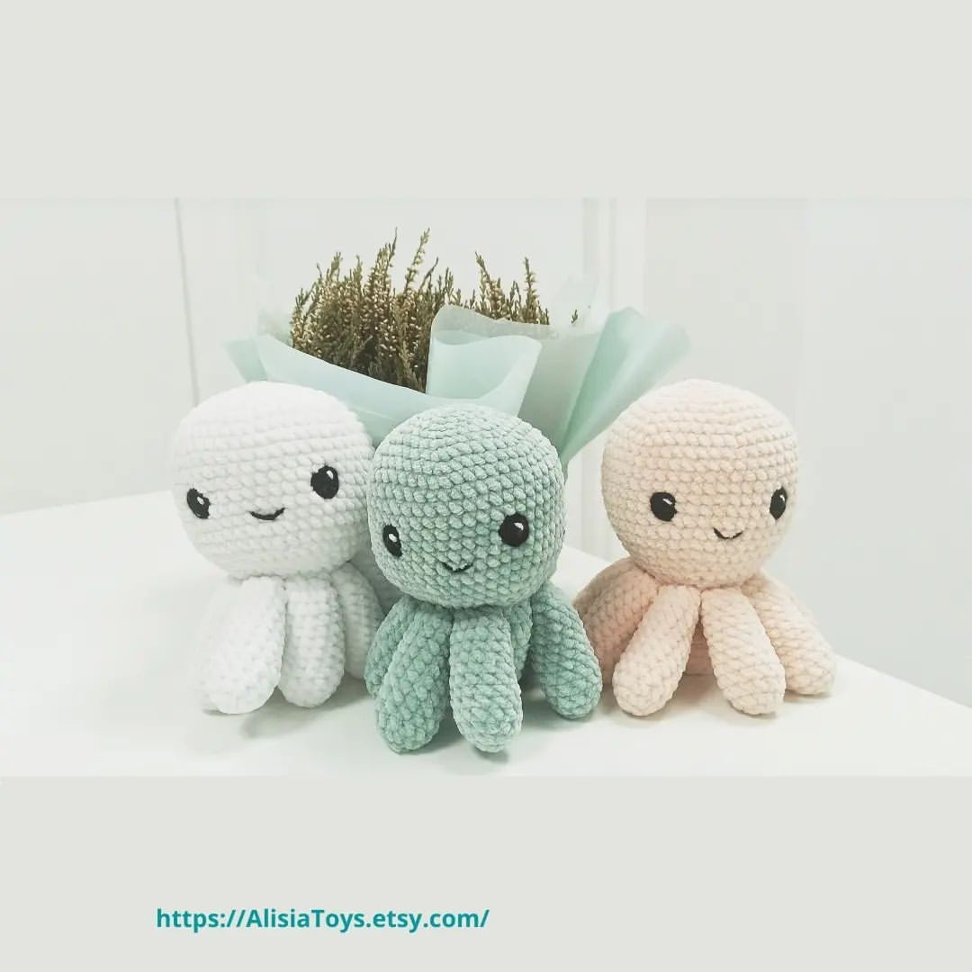 free crochet pattern octopus white, blue, yellow.