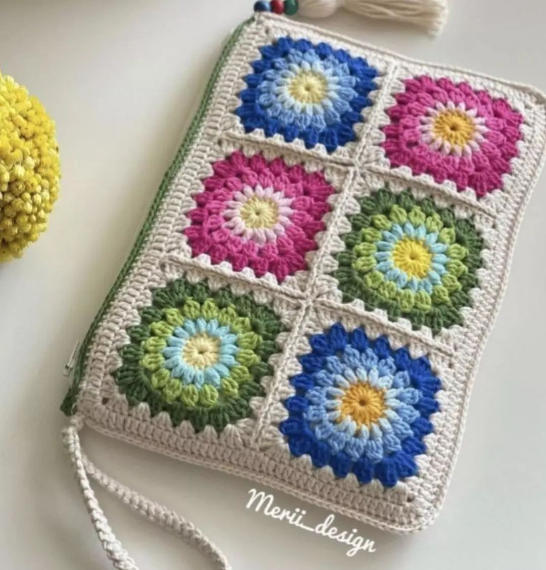 free crochet pattern rectangular bag made of squares.