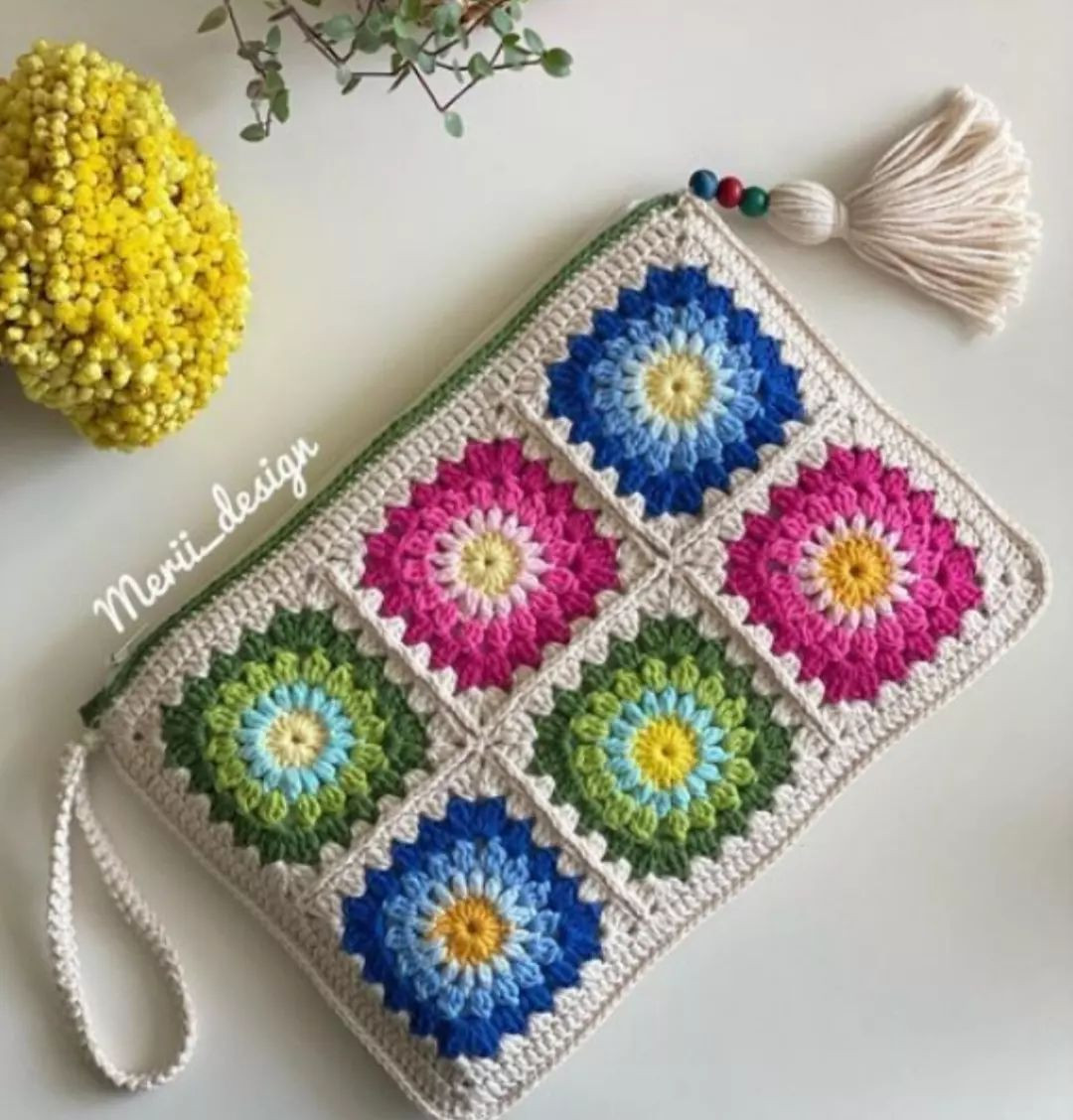 free crochet pattern rectangular bag made of squares.