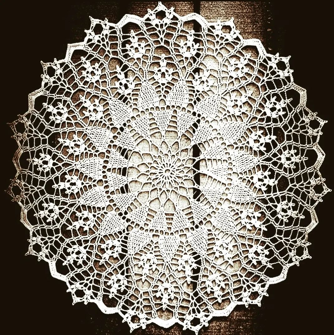 free crochet pattern round shape with leaves coming out from the center, bordered with spikes
