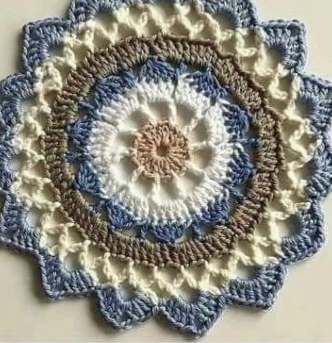 free crochet pattern round shape with pointed tip radiating out.