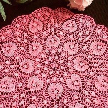 free crochet pattern sparse circle created with spots and lines, featuring eight hearts.