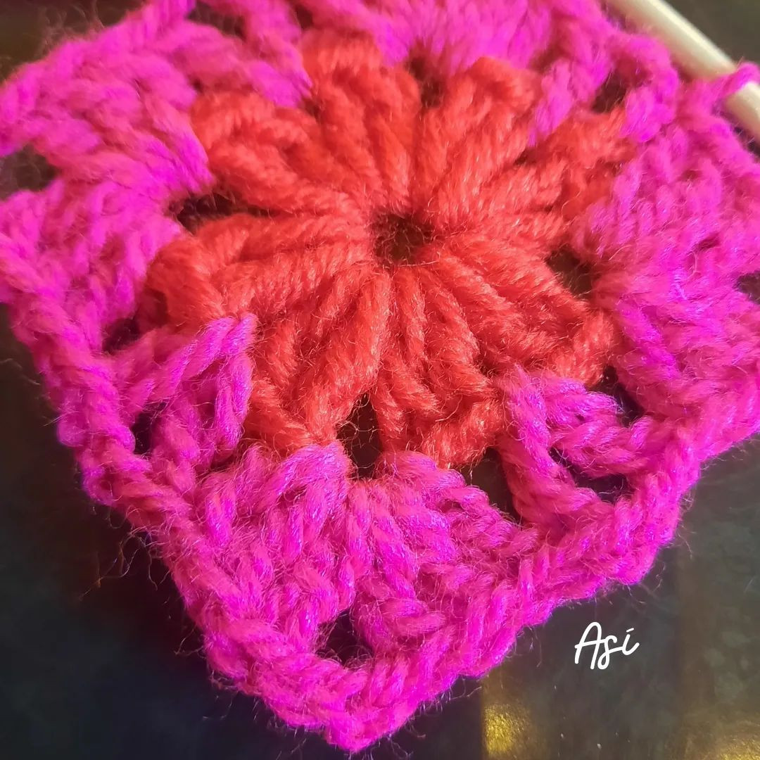 free crochet pattern square with circle in the center.