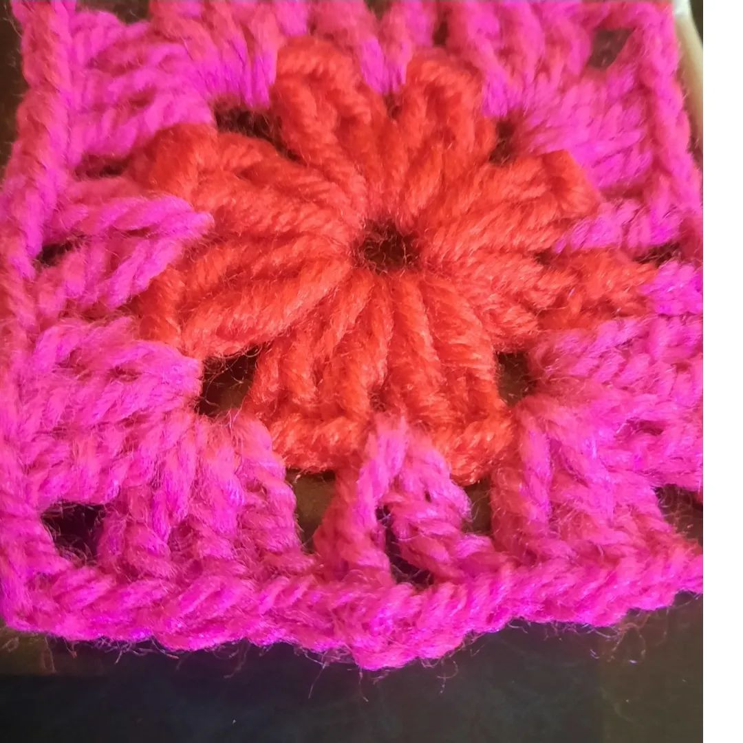 free crochet pattern square with circle in the center.