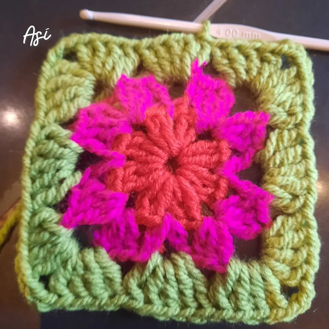 free crochet pattern square with circle in the center.