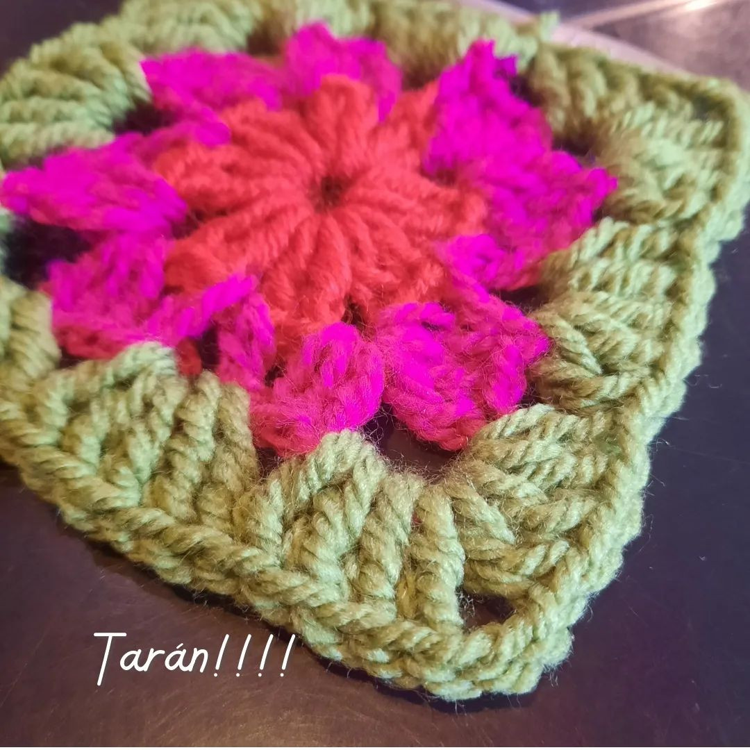 free crochet pattern square with circle in the center.