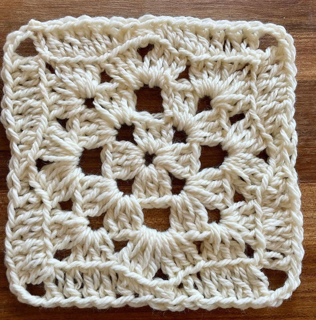 free crochet pattern square with two concentric squares.