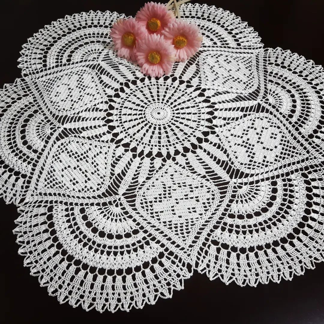 free crochet pattern with a circle on the back and six petals on the inside.