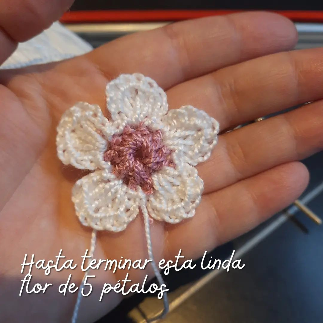 free crochet pattern with five petals and stamens