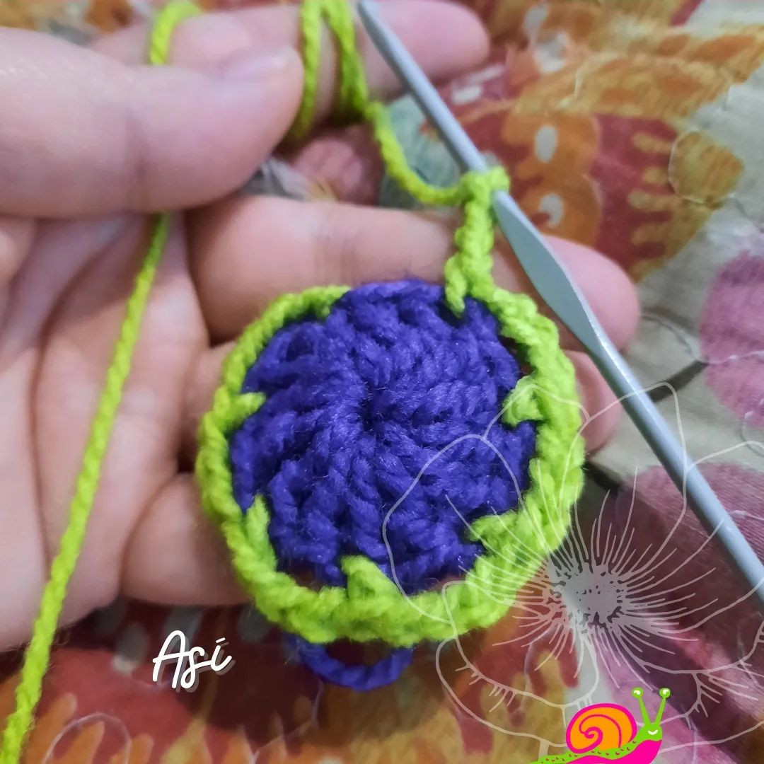 free crochet pattern with seven petals and stamens