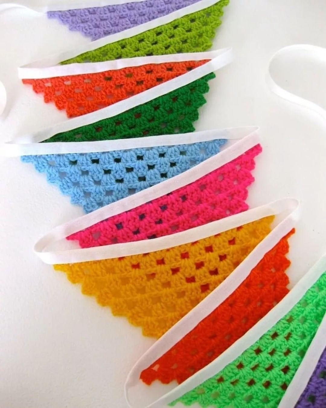 free crochet triangle pattern with many colors.