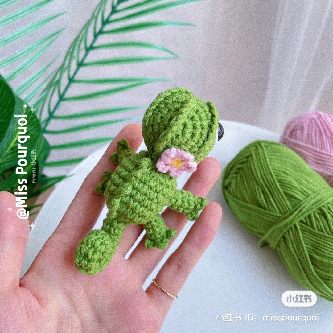 green gecko, pink flower, crochet pattern