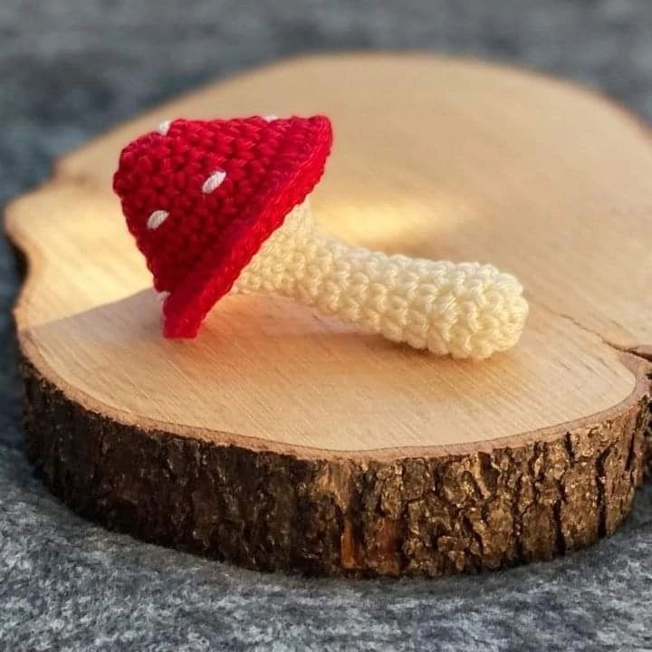 little mushroom red hat, white body crochet pattern