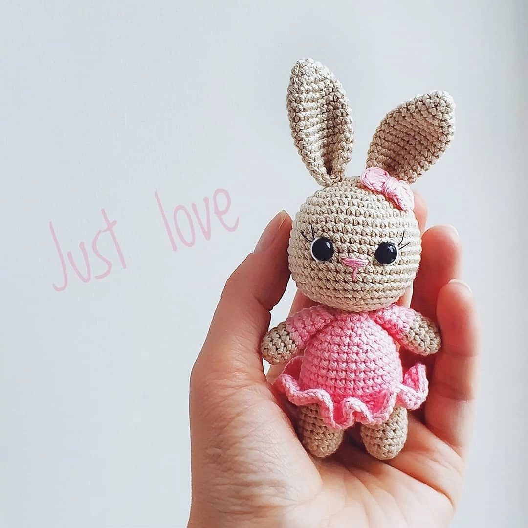 rabbit wearing pink dress, pink bow crochet pattern